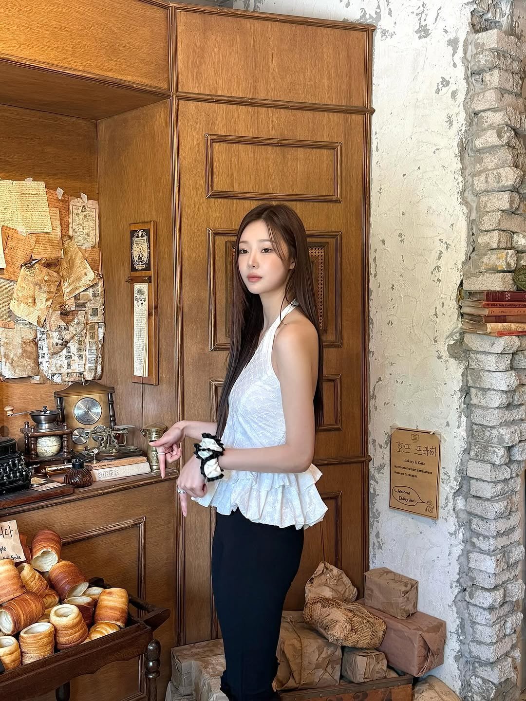 Photo by 이시안  ʟᴇᴇ sɪᴀɴ on September 06, 2025. May be an image of 1 person, overskirt and text.