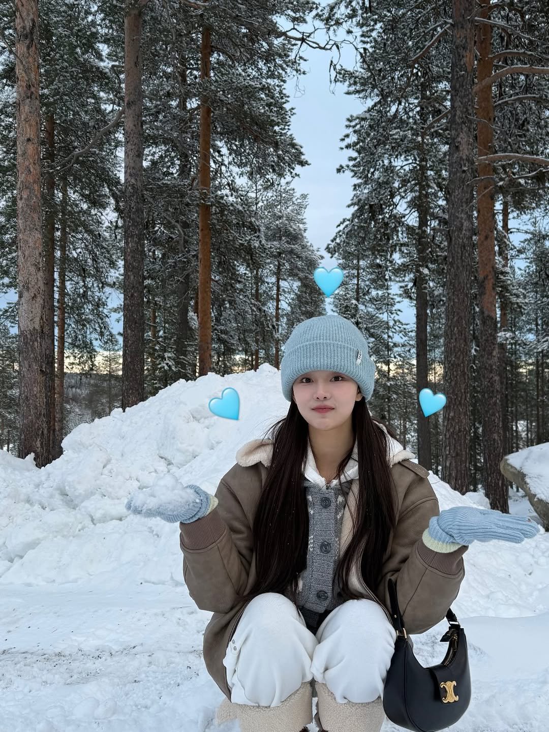 Photo by 이시안  ʟᴇᴇ sɪᴀɴ on December 09, 2025. May be an image of snowsuit, parka, ski slope, arctic, snow and text.