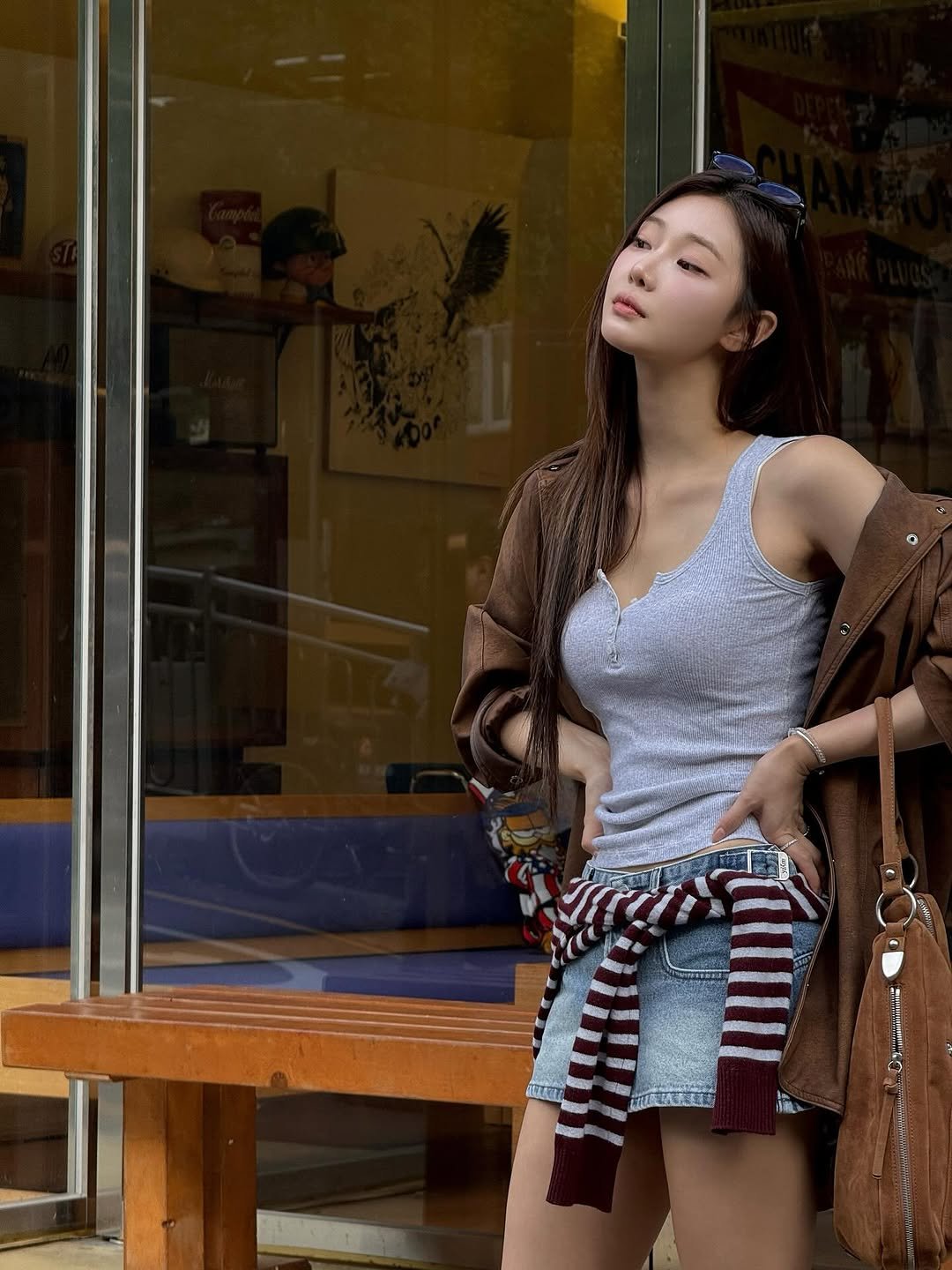 Photo by 이시안  ʟᴇᴇ sɪᴀɴ on October 09, 2025. May be an image of 1 person, hair, headscarf, shorts, skirt, miniskirt, dress and text.