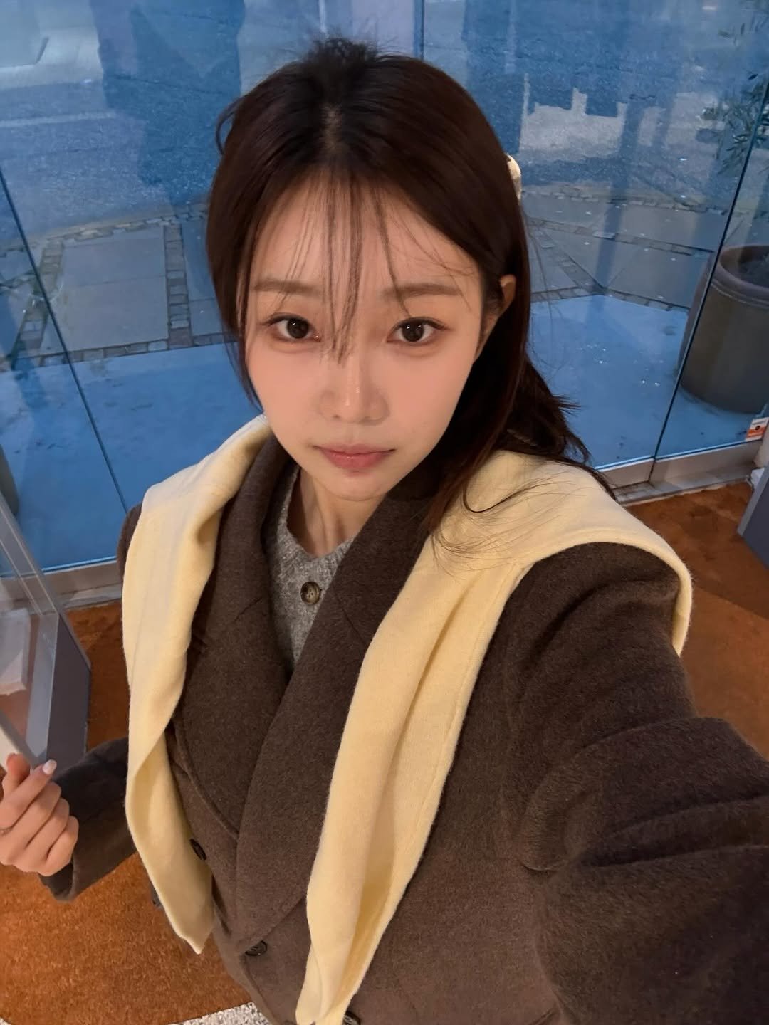 Photo by 이시안  ʟᴇᴇ sɪᴀɴ on December 27, 2025. May be a selfie of one or more people, hair, duffle coat, parka, turtleneck and text.
