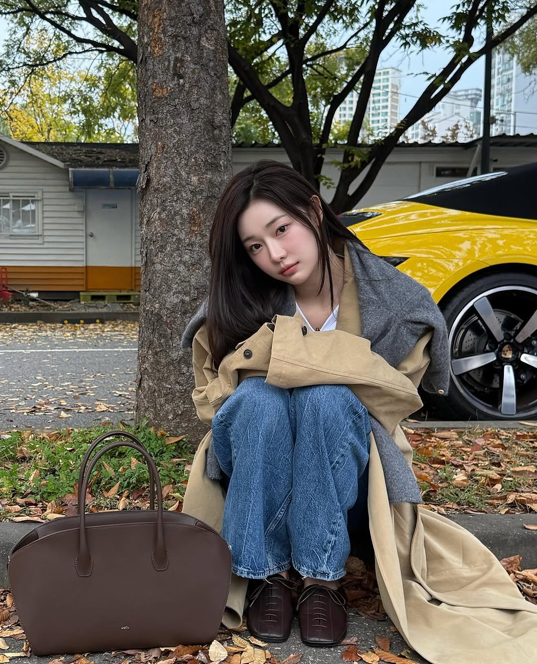 Photo by 이시안  ʟᴇᴇ sɪᴀɴ on November 08, 2025. May be an image of one or more people, hair, duffle coat, overcoat, suitcase, briefcase, boots, parka and text.