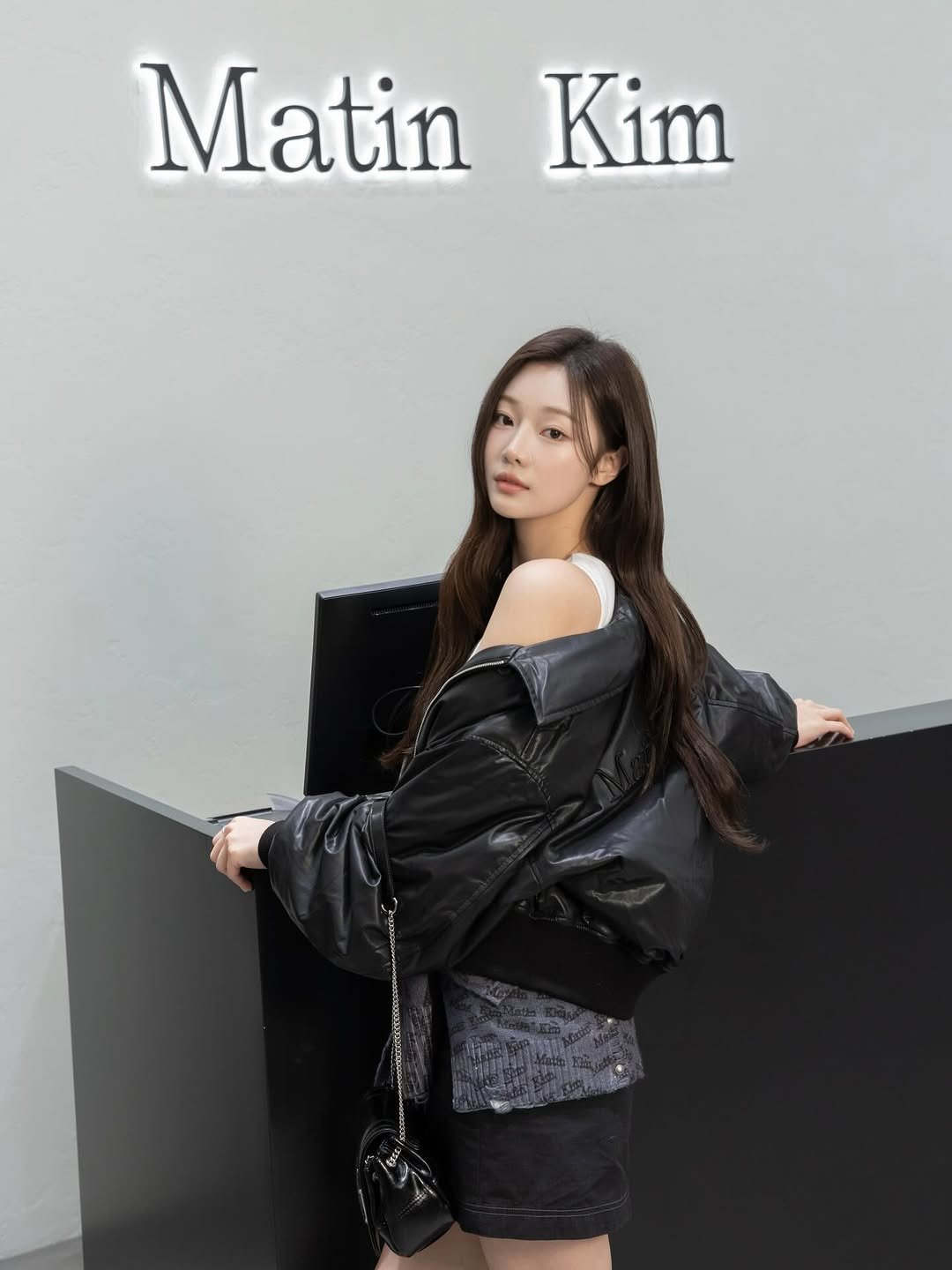 Photo shared by 이시안  ʟᴇᴇ sɪᴀɴ on November 30, 2025 tagging @matinkim_magazine_tw. May be an image of one or more people, hair, jacket and text.