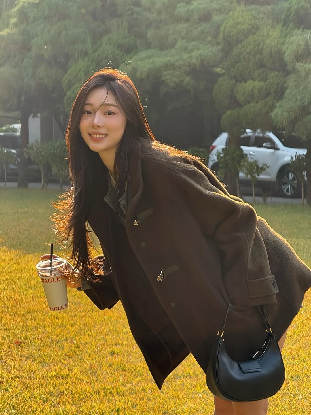 Photo shared by 이시안  ʟᴇᴇ sɪᴀɴ on November 10, 2025 tagging @zooc_official. May be an image of duffle coat, overcoat, goosedown coat, parka, beret, turtleneck, cornflower, baby's-breath, outdoors and text.