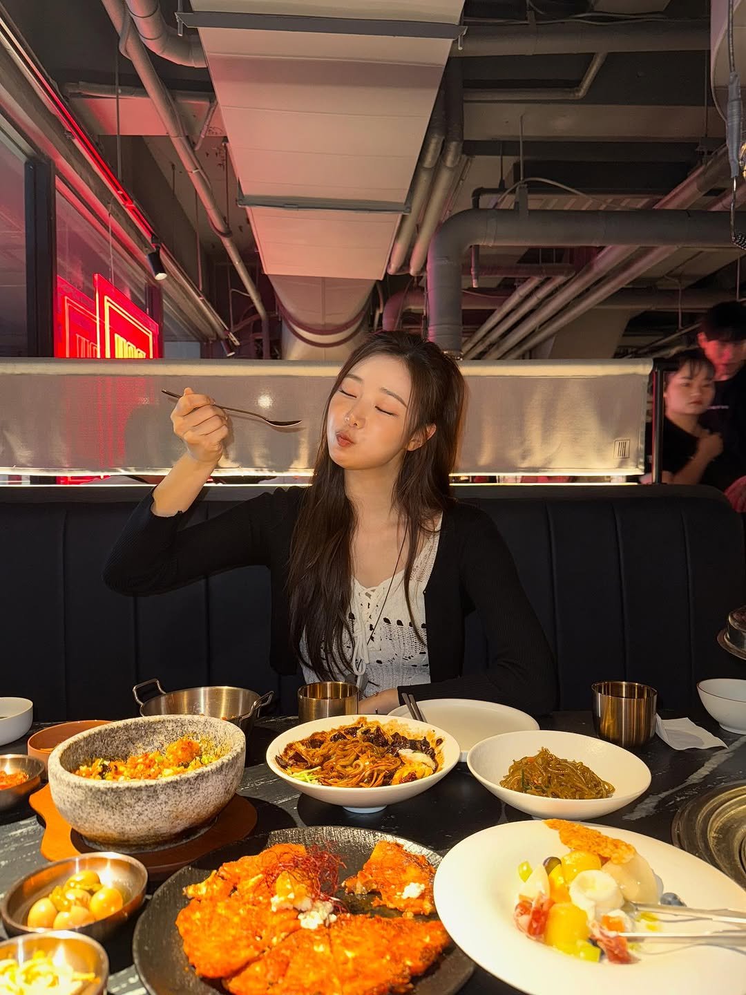 Photo shared by 이시안  ʟᴇᴇ sɪᴀɴ on September 23, 2025 tagging @baykoreanbbqclub. May be an image of 2 people and text.