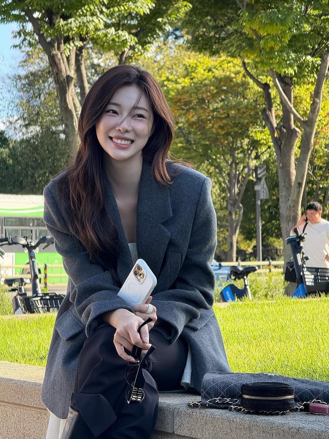 Photo shared by 이시안  ʟᴇᴇ sɪᴀɴ on October 18, 2025 tagging @style_onandon. May be an image of duffle coat, overcoat, blazer, picnic, park and text.