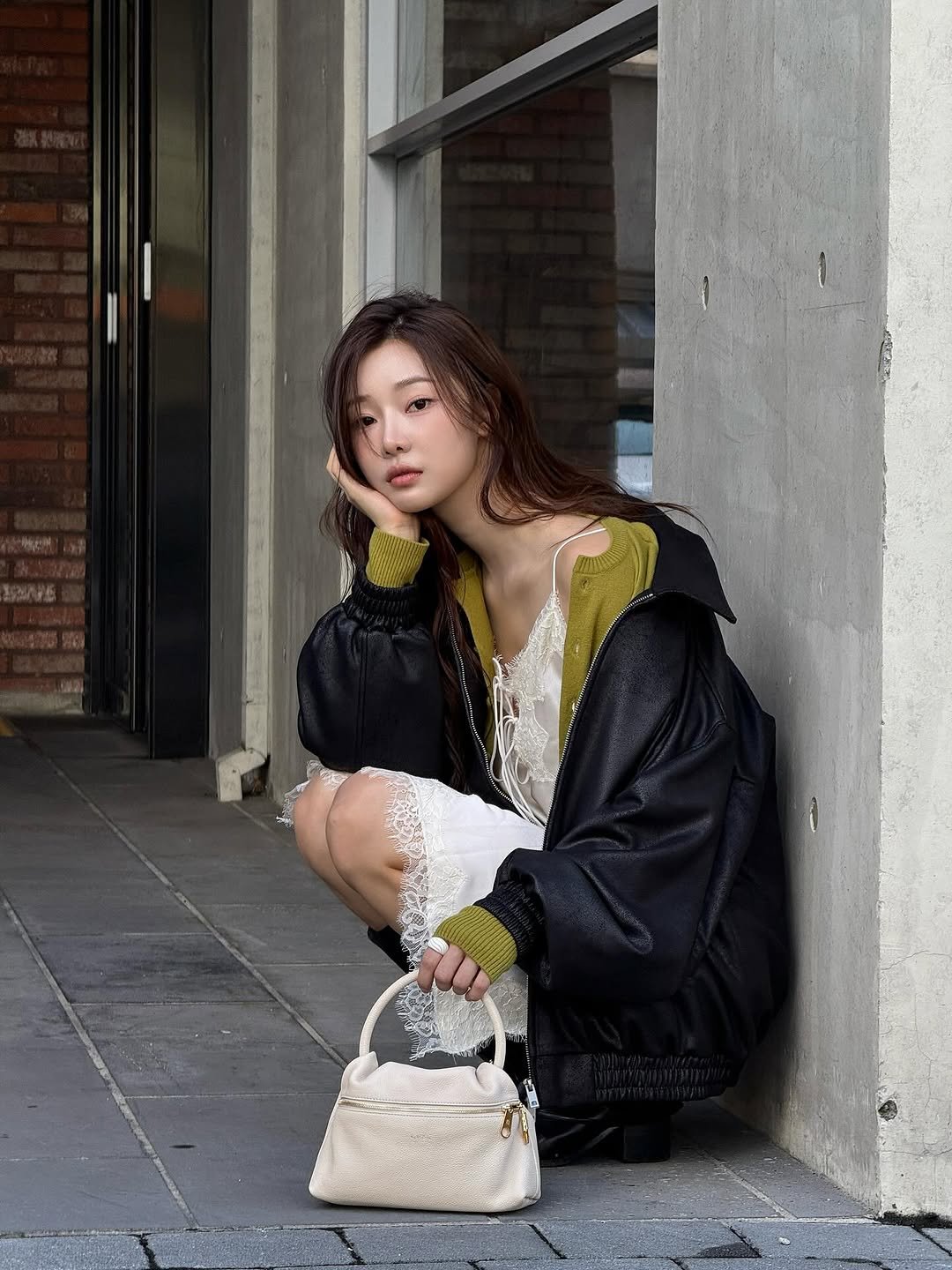 Photo shared by 이시안  ʟᴇᴇ sɪᴀɴ on October 20, 2025 tagging @testoni.1929. May be an image of purse, coat and text.