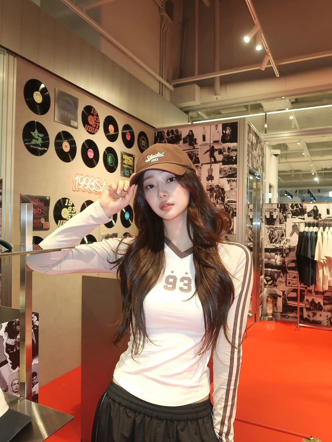 Photo shared by 이시안  ʟᴇᴇ sɪᴀɴ on September 21, 2025 tagging @1993studio_official. May be an image of 1 person, hat, top, beret and text.