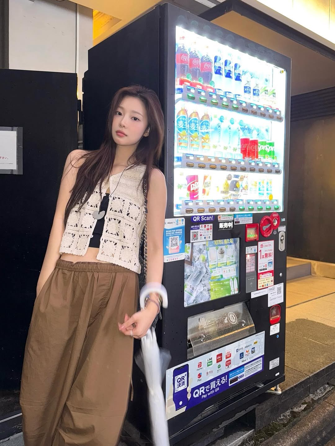 Photo by 이시안  ʟᴇᴇ sɪᴀɴ on September 11, 2025. May be an image of 1 person, hair, jumpsuit, top and text.