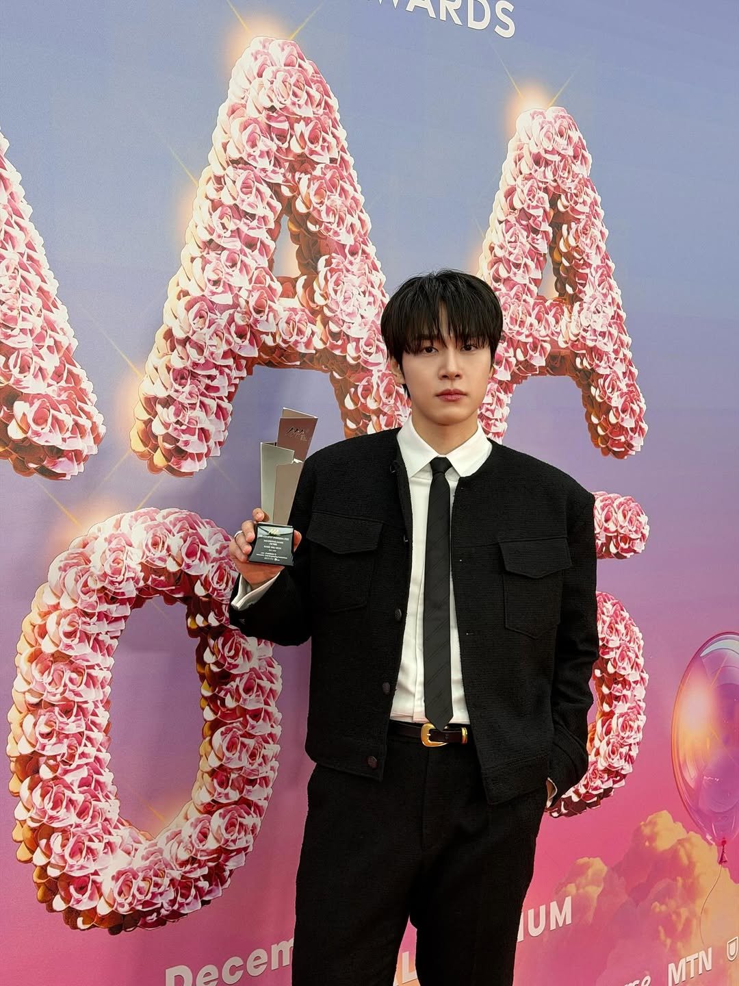 Photo by 강유석 you seok kang on December 08, 2025. May be an image of one or more people, bangs, bolo tie, carpet and text that says 'ARDS DS pecen UM MTN'.