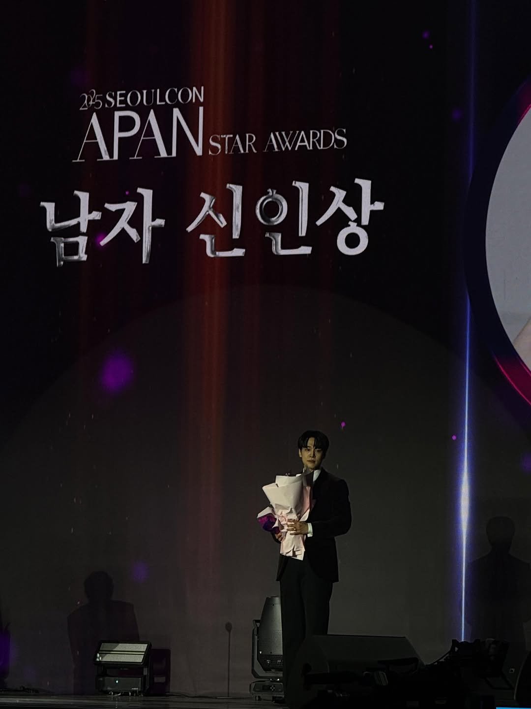 Photo by 강유석 you seok kang on December 31, 2025. May be an image of poster and text that says '5SEOULCON APANSTA STAR AWARDS 남자 신인상 M'.