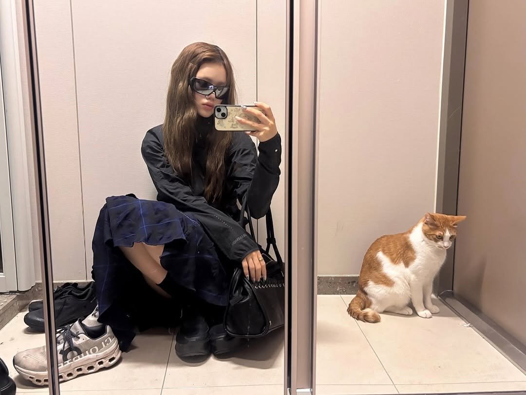 Photo shared by 유림 on August 04, 2025 tagging @yeomim, @lululemonkr, and @oakleykorea. May be an image of 1 person, mirror and text.