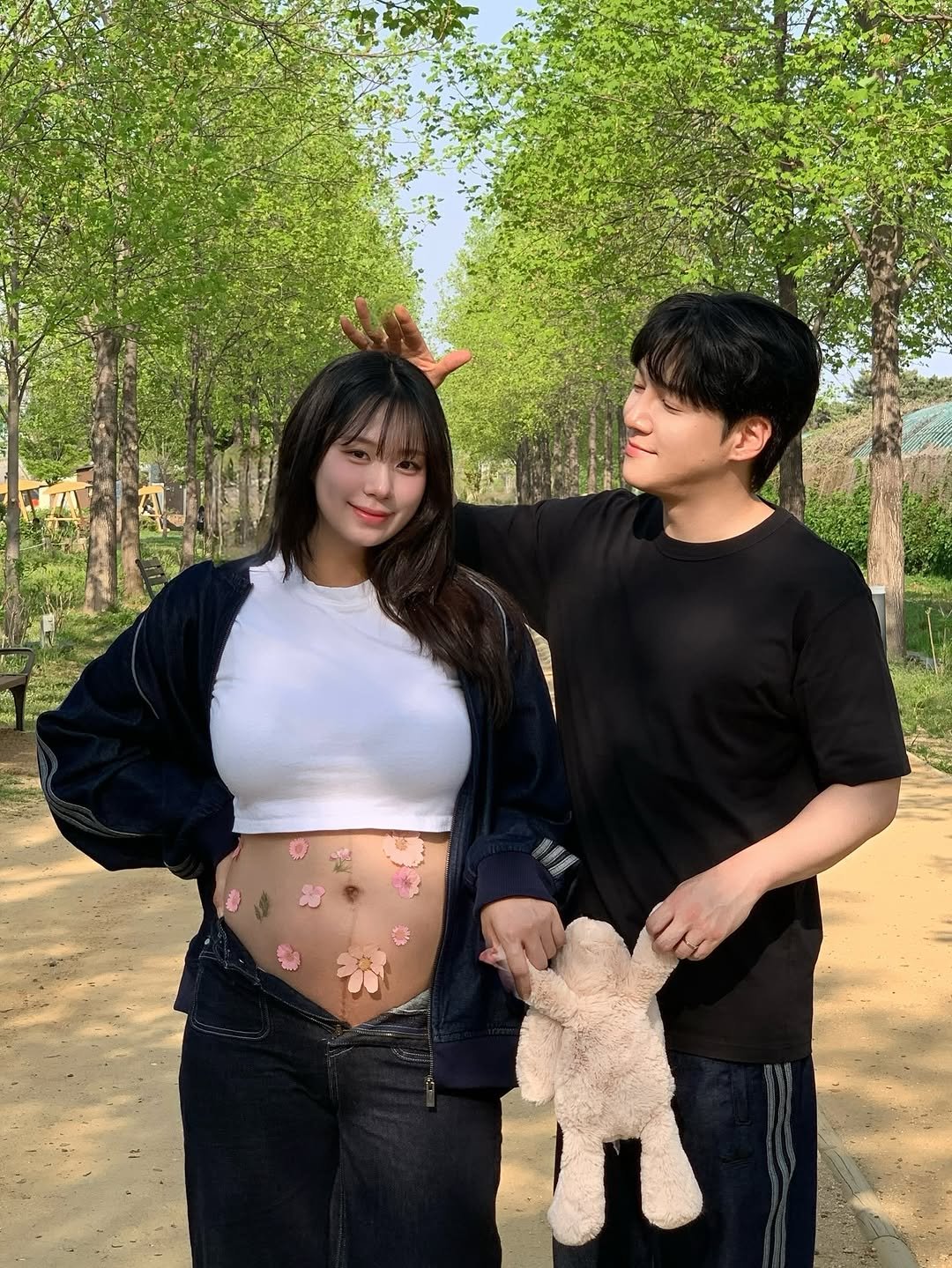 ysdp0715 게시물 이미지: 눈못뜨는 사람이랑 웃는 개,앞으로 태어날 아가랑 사진 찍고 왔답니다😗
뭔가 요즘...