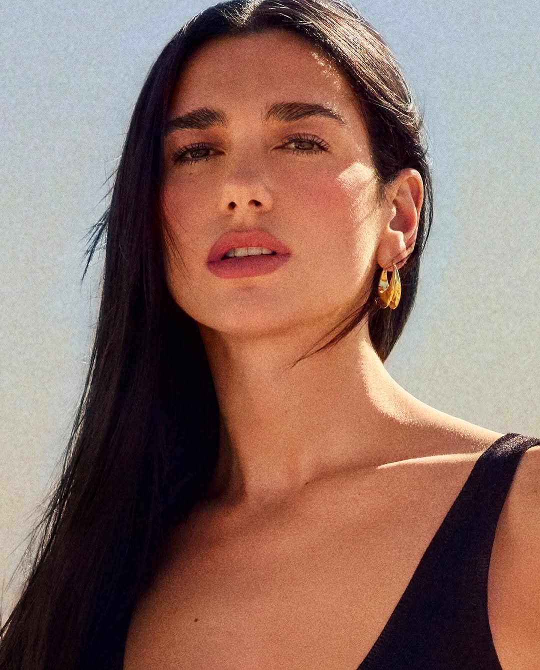 yslbeauty 게시물 이미지: Swipe to see @dualipa‘s summer essentials.