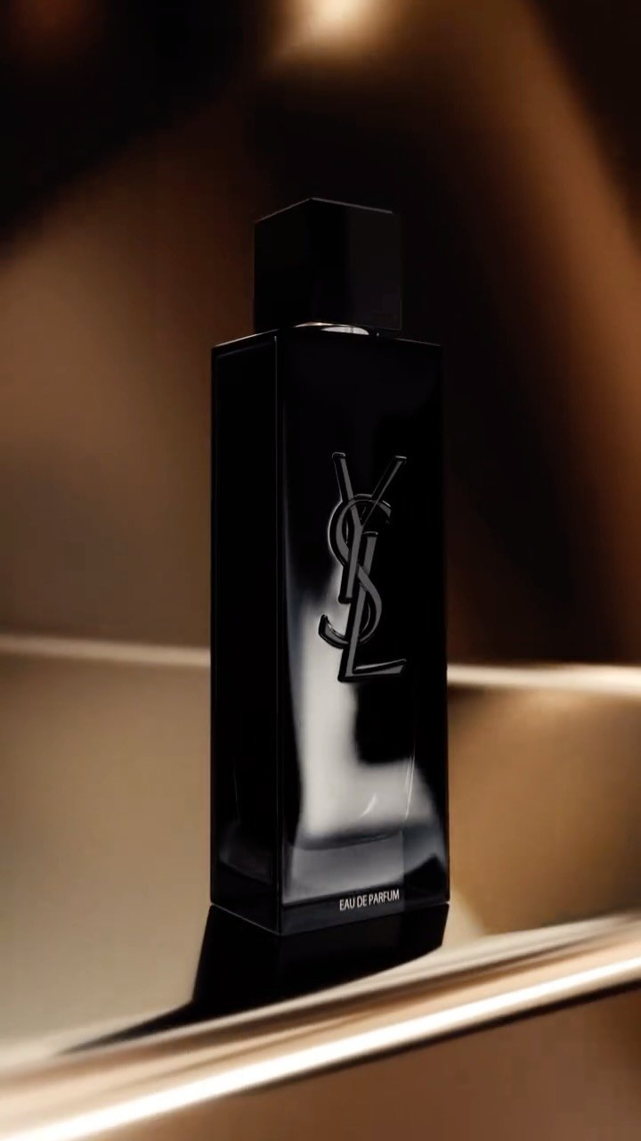 yslbeauty 게시물 이미지: I’ll be by MYSLF under the mistletoe.