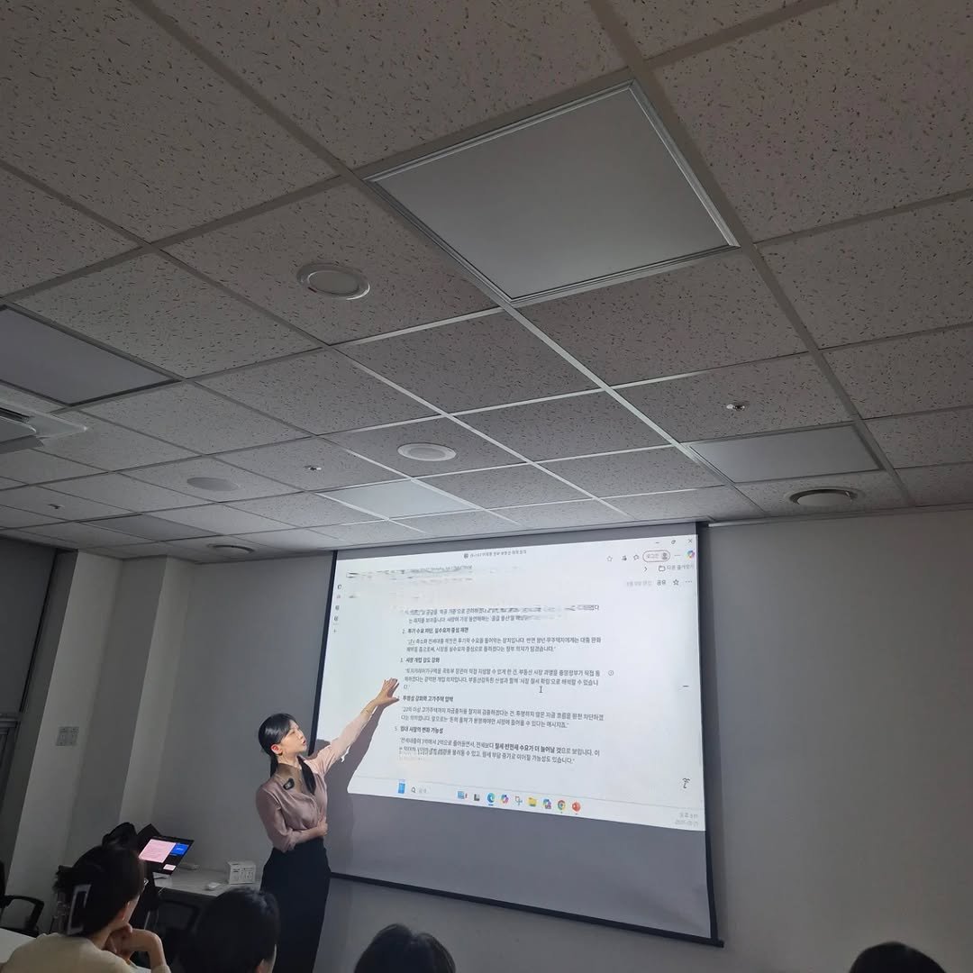 Photo by 유앤유 /공인중개사 유연재 on September 25, 2025. May be an image of studying and bureau.