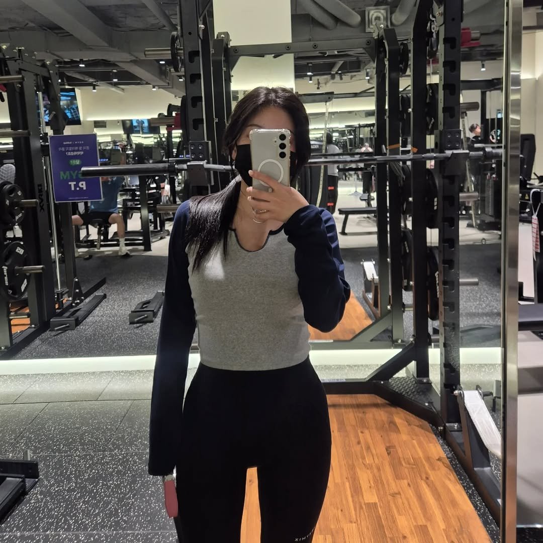 Photo by 유앤유 /공인중개사 유연재 on November 20, 2025. May be a selfie of activewear, treadmill, turtleneck, sweatpants, mirror and text.