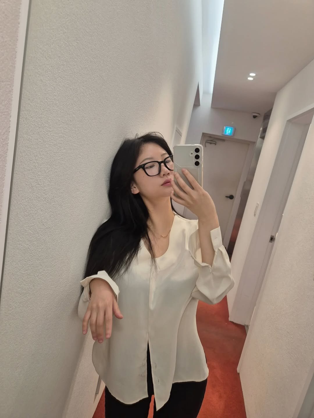 Photo by 유앤유 /공인중개사 유연재 on November 26, 2025. May be a selfie of eyeglasses, mirror, top and text.