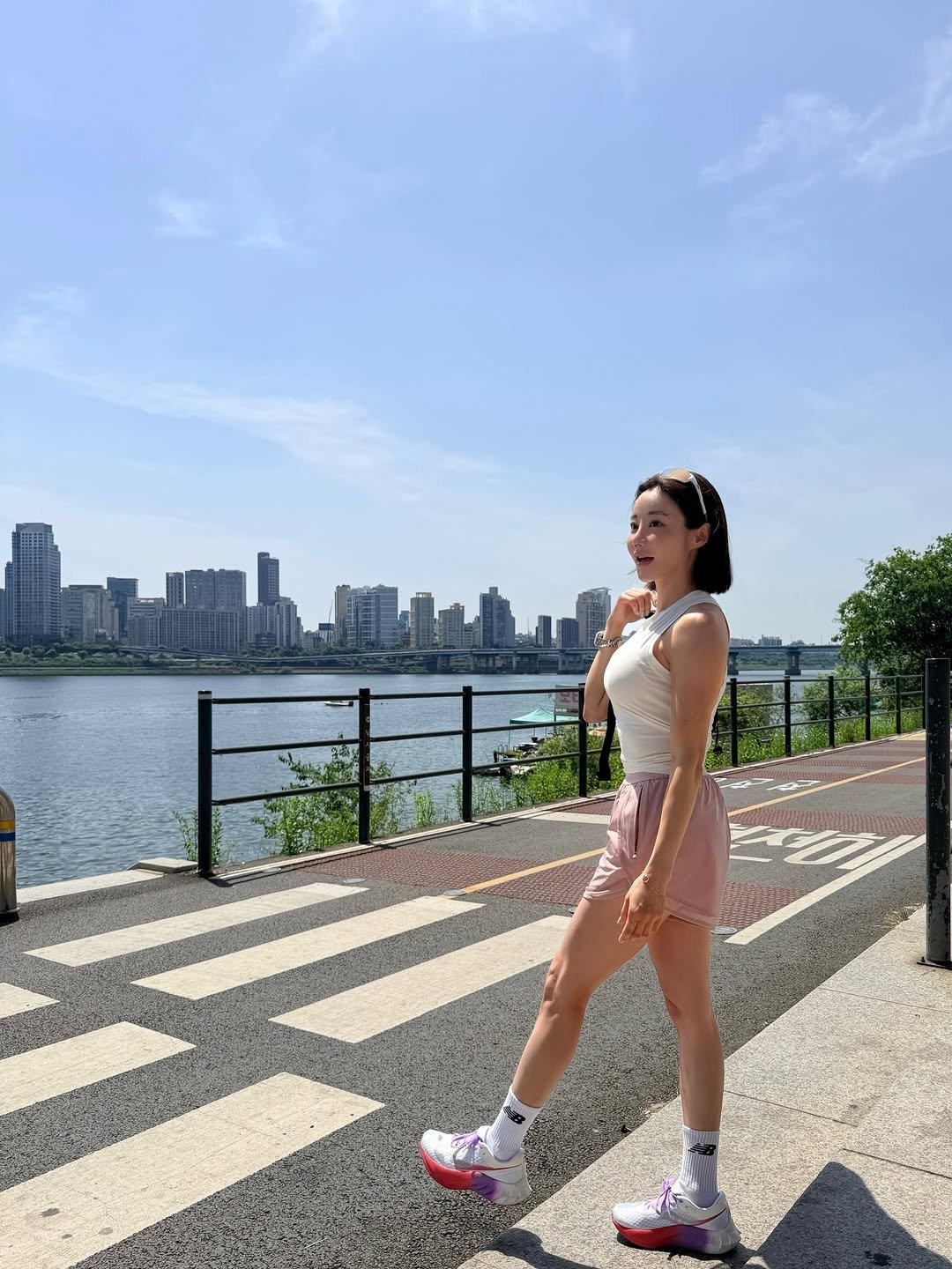 yubin_.c 게시물 이미지: 뛴다고 신나서 나갔다가 
얼마못가 돌아온애 
오늘 지인짜 한여름🔥