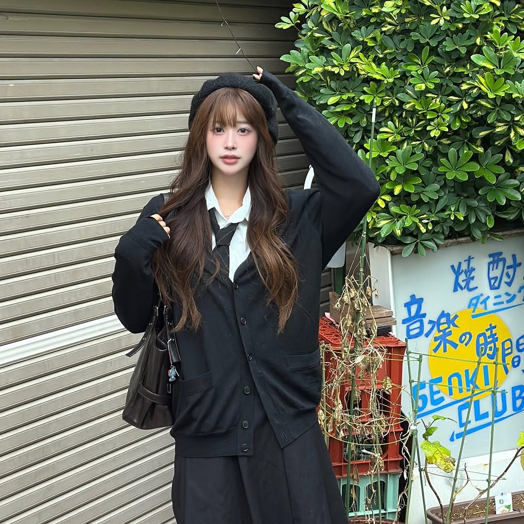 Photo by 유히로 on November 29, 2025. May be an image of one or more people, hair, duffle coat, overcoat, beret, parka and text.