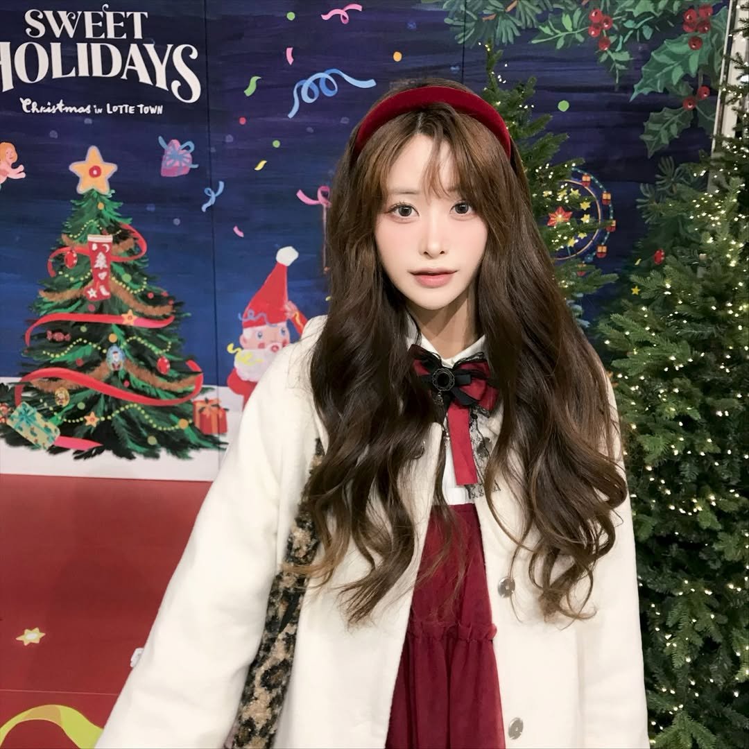 Photo by 유히로 on November 24, 2025. May be an image of one or more people, hair, duffle coat, christmas tree, parka, beret and text.