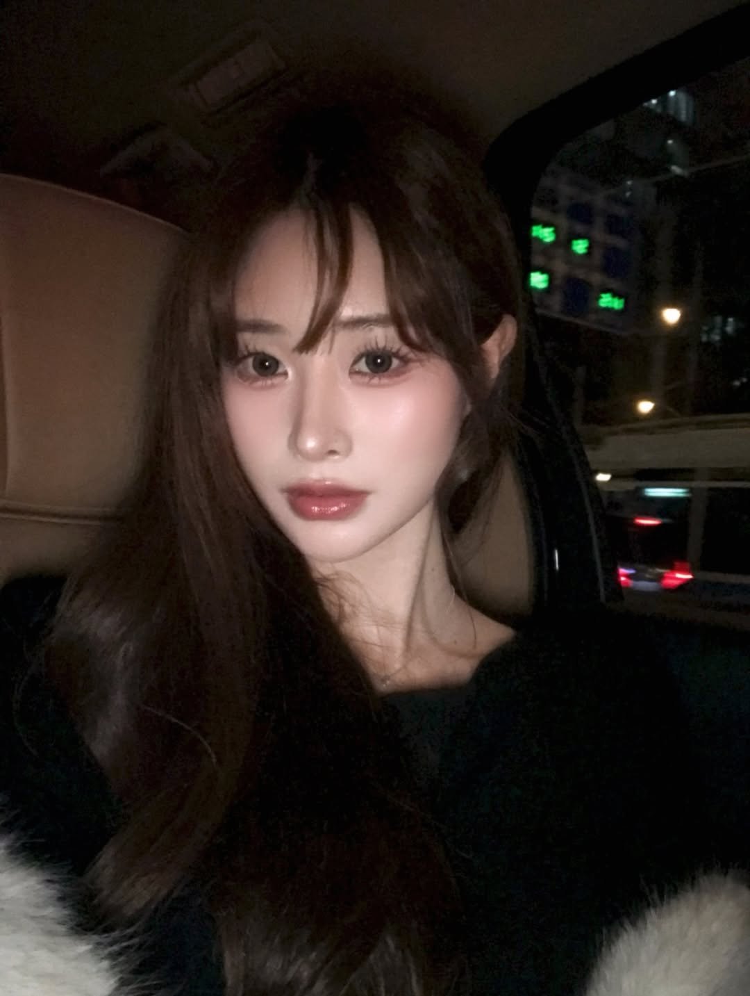 Photo by 유히로 on December 23, 2025. May be a selfie of one or more people, hair, makeup, night and text.