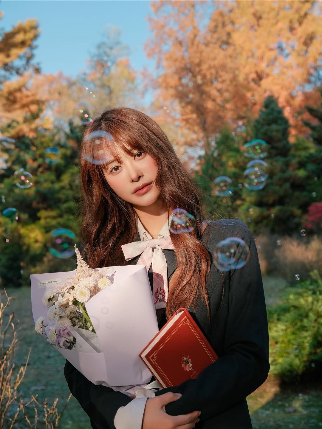 가을 스냅 캠퍼스 청춘 감성 자연광 따뜻한 빛 공원 나무길 단풍 분위기 감성사진 인물스냅 책 꽃다발 교복 분위기 로맨스 무드 잔잔한 오후 산책길 필름 감성 분위기 사진 데이트 느낌 청초한 분위기 부드러운 무드 편안한 색감 가을 바람