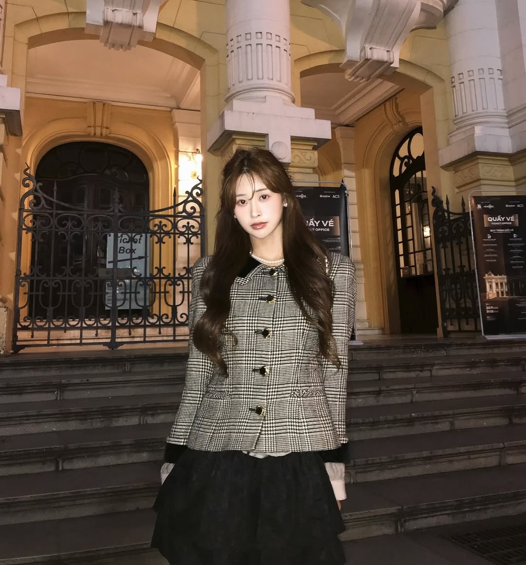 Photo by 유히로 on January 02, 2026. May be an image of one or more people, hair, duffle coat, overcoat, miniskirt, parka and text.