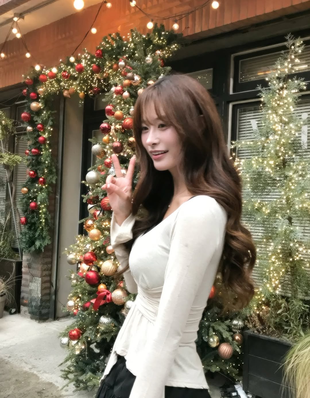 Photo by 유히로 on December 22, 2025. May be an image of one or more people, hair, christmas tree, tinsel and text.