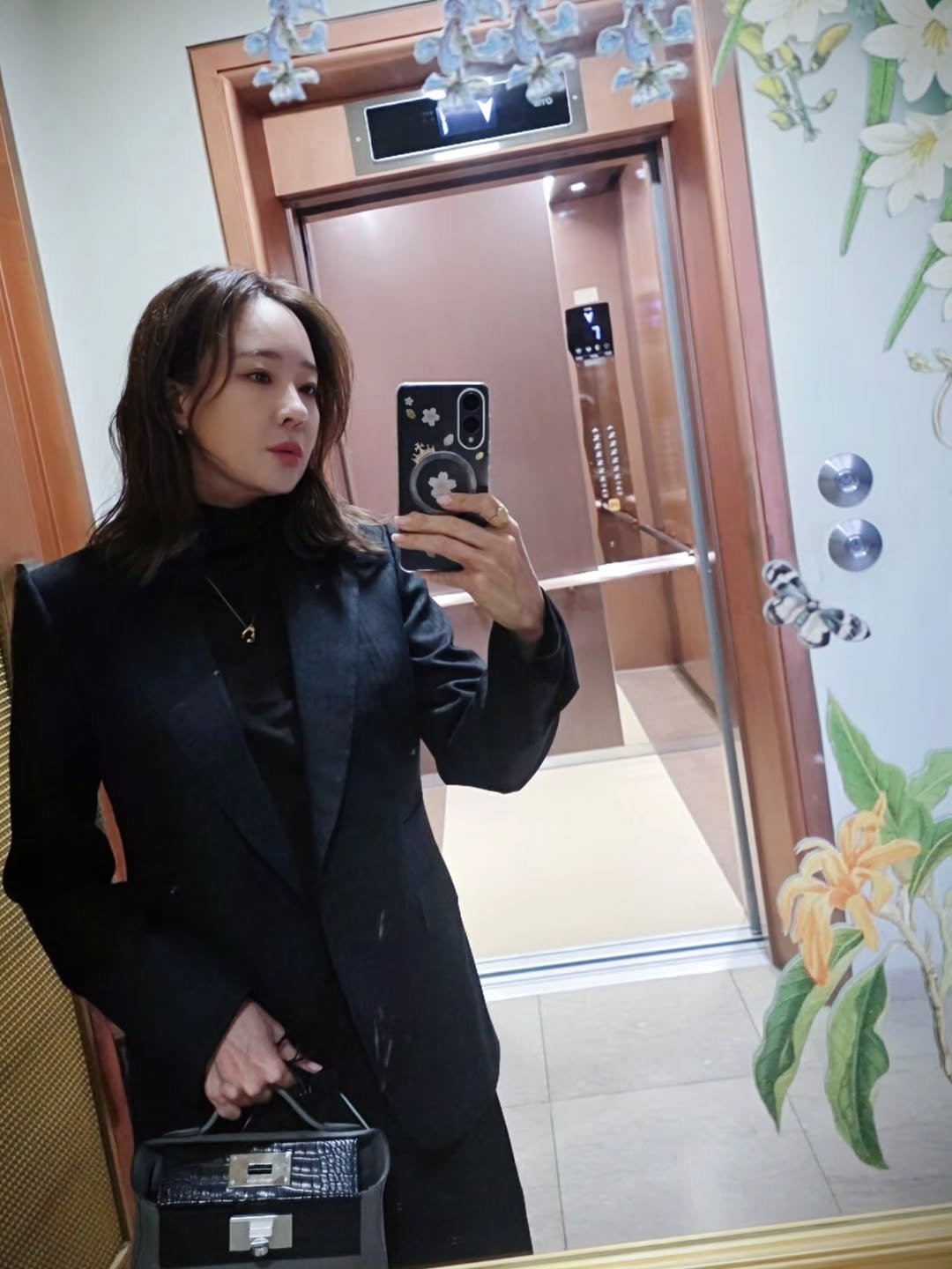 Photo by 소유진 on January 29, 2026. May be a selfie of duffle coat, overcoat, suit, blazer, mirror and text.