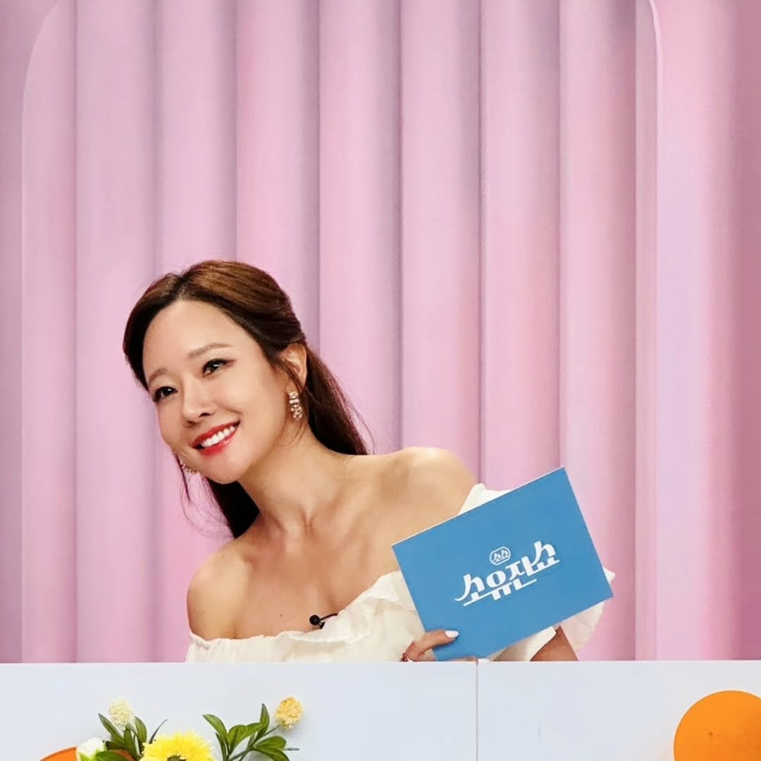 Photo by 소유진 on July 04, 2025. May be an image of 1 person, makeup, hair and text that says '.か Лoл τ 소울전소 な'.