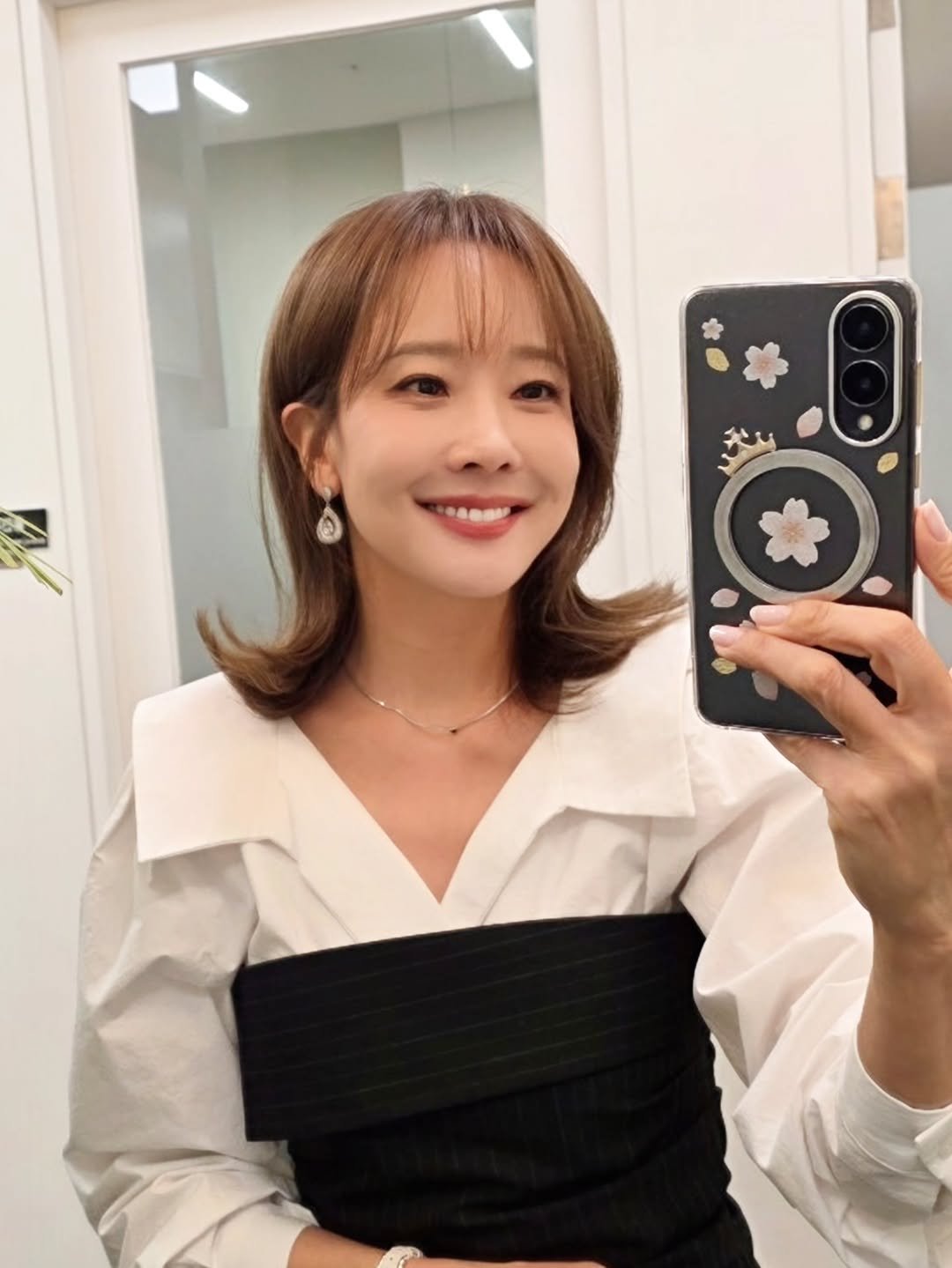 Photo by 소유진 on February 09, 2026. May be a selfie of one or more people, hair, top and text.