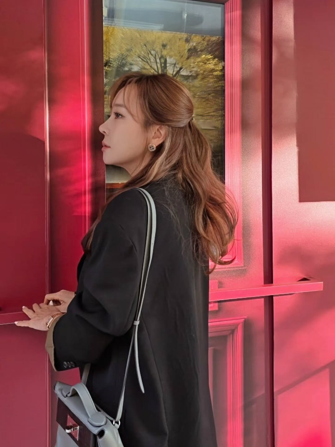 Photo by 소유진 on November 15, 2025. May be an image of one or more people, hair, duffle coat, top and text.