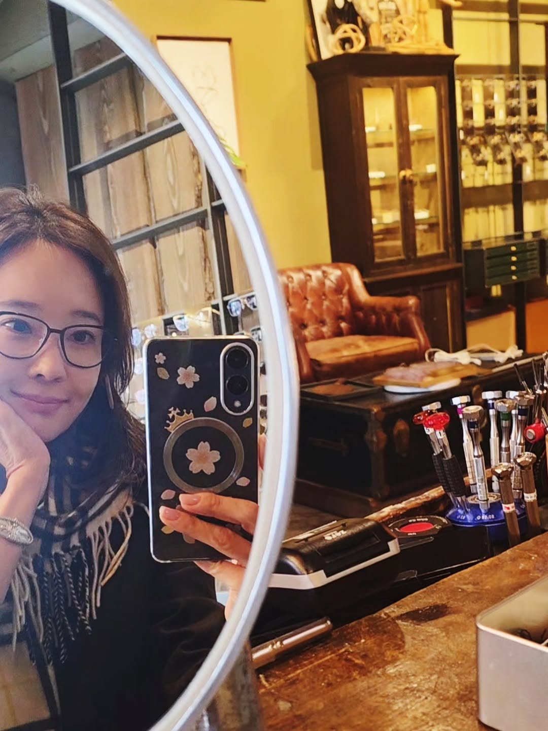 Photo by 소유진 on January 26, 2026. May be a selfie of phone, mirror and text.