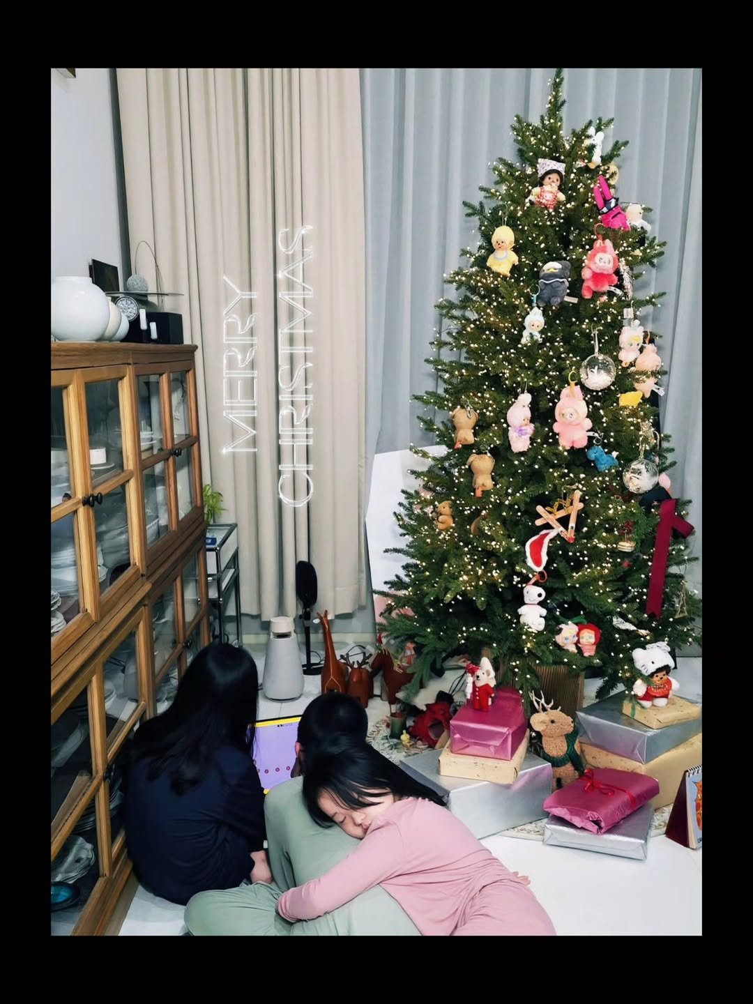 Photo by 소유진 on December 26, 2025. May be an image of christmas tree, tinsel and text.