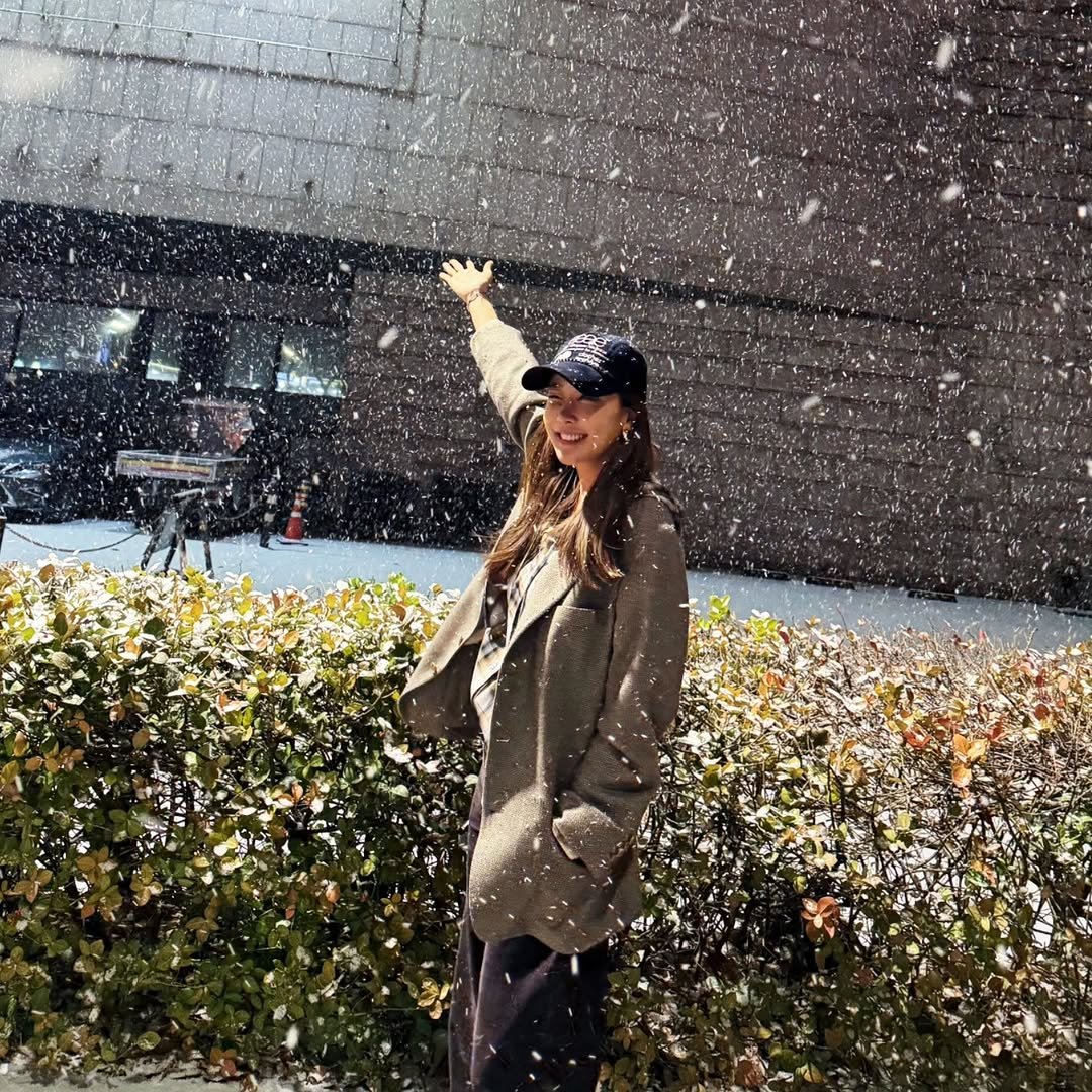 Photo by 소유진 on December 04, 2025. May be an image of standing, duffle coat, overcoat, turtleneck, parka, snow and text.