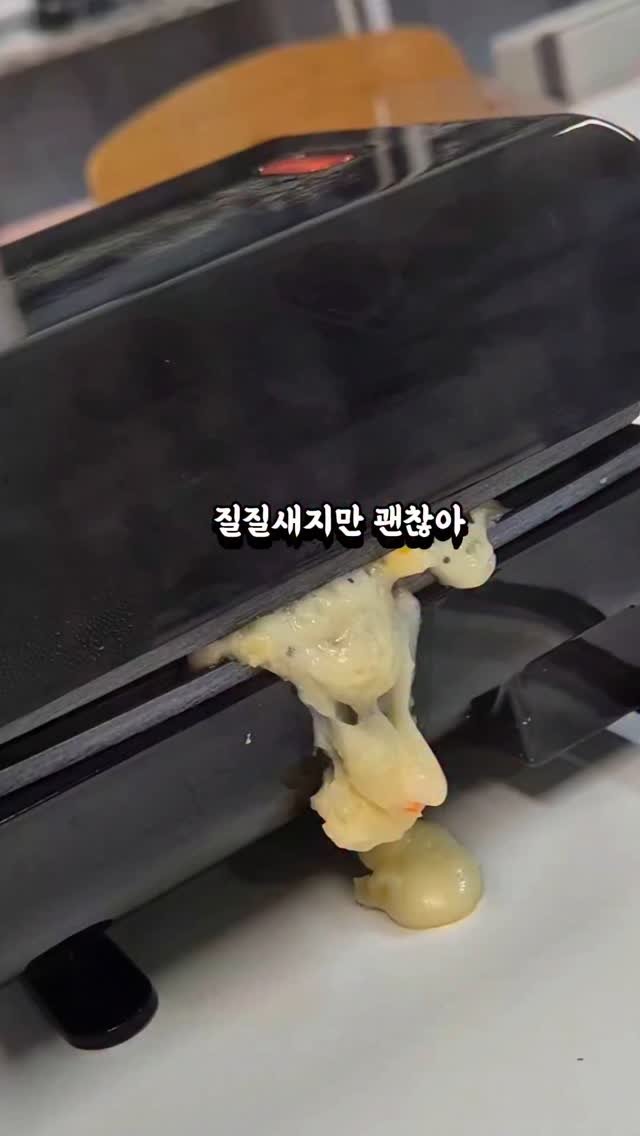 yuk_sister 게시물 이미지: 쟤가 많이 넣으니까 토하네
잘먹어서 또 시키면 안먹다니까ㅡㅡ
감자샐러드 먹어버리기...
