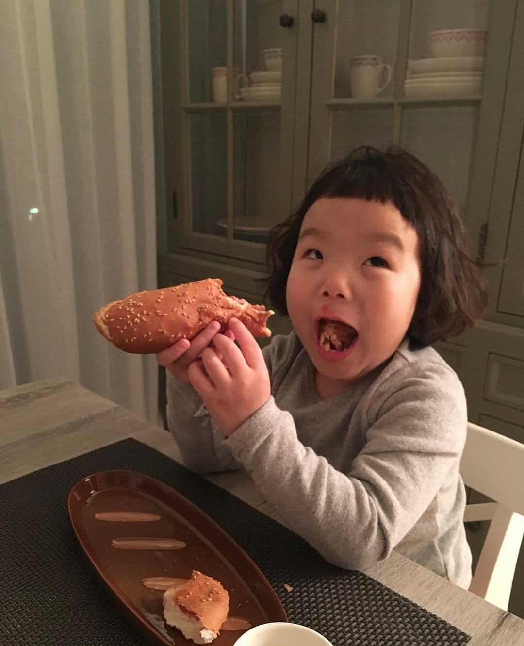 Photo by 율스마마 | 예쁜삶을 꿈꾸는 주부 on September 28, 2025. May be an image of 1 person, hotdog, baguette, sandwich, sausage and text.