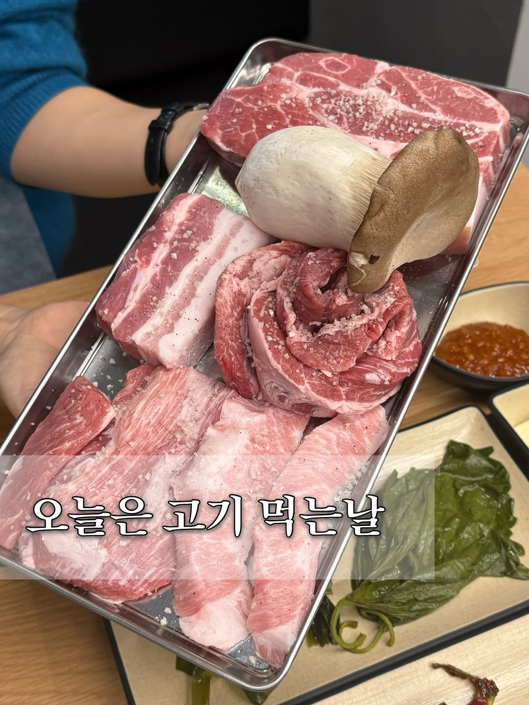 Photo by 맛집 줍줍 기록 & 솔직 리뷰 🍴 on December 15, 2025. May be an image of hot pot, beef, pork and text that says '오늘은 고기 먹는날 の'.