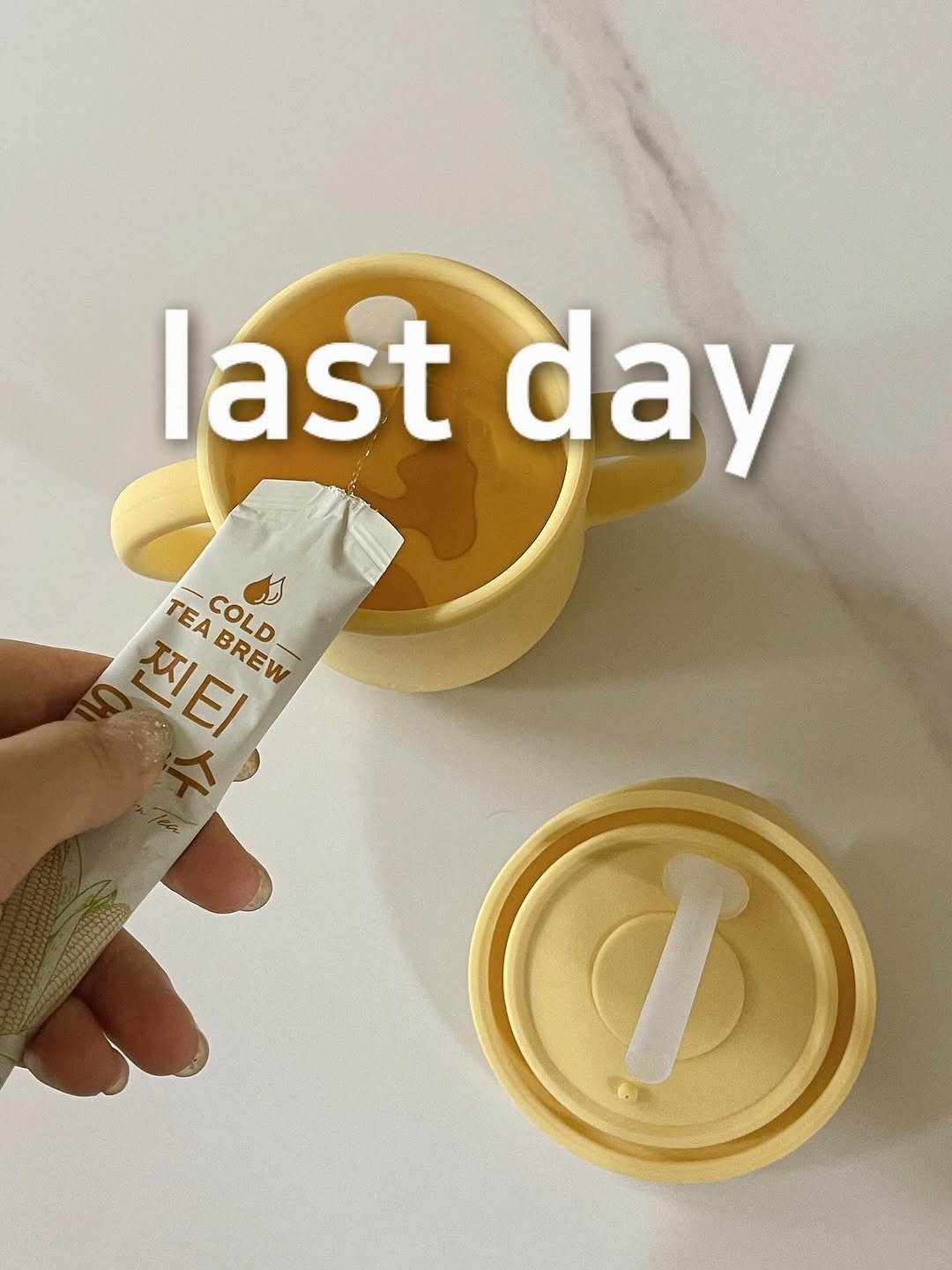 Photo by 하람맘 | 육아템핫딜, 육아꿀템, 육아템 추천 on September 25, 2025. May be an image of medicine, coffee cup, hand cream, juice, cornflower and text that says 'last day TEA COLD TEAOREN COLD 찌티 TEABREW BREW'.