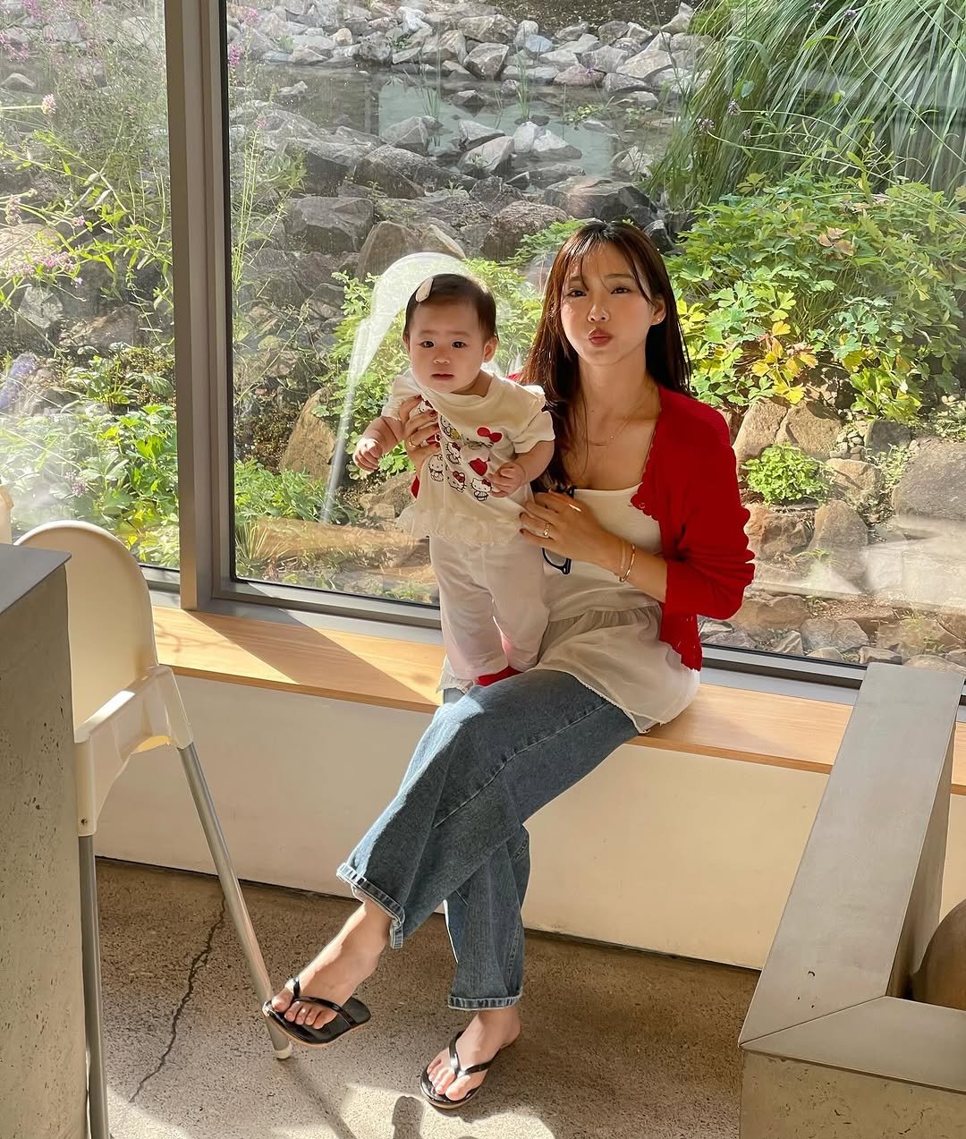 Photo by 하람맘 | 육아템핫딜, 육아꿀템, 육아템 추천 on October 05, 2025. May be an image of 1 person, baby, standing, sling and text.