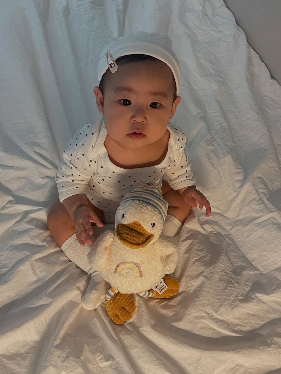 Photo by 하람맘 | 육아소통 | 육아일상 | 육아템 on August 05, 2025. May be an image of 1 person, baby, duckling, duck, toy and text.