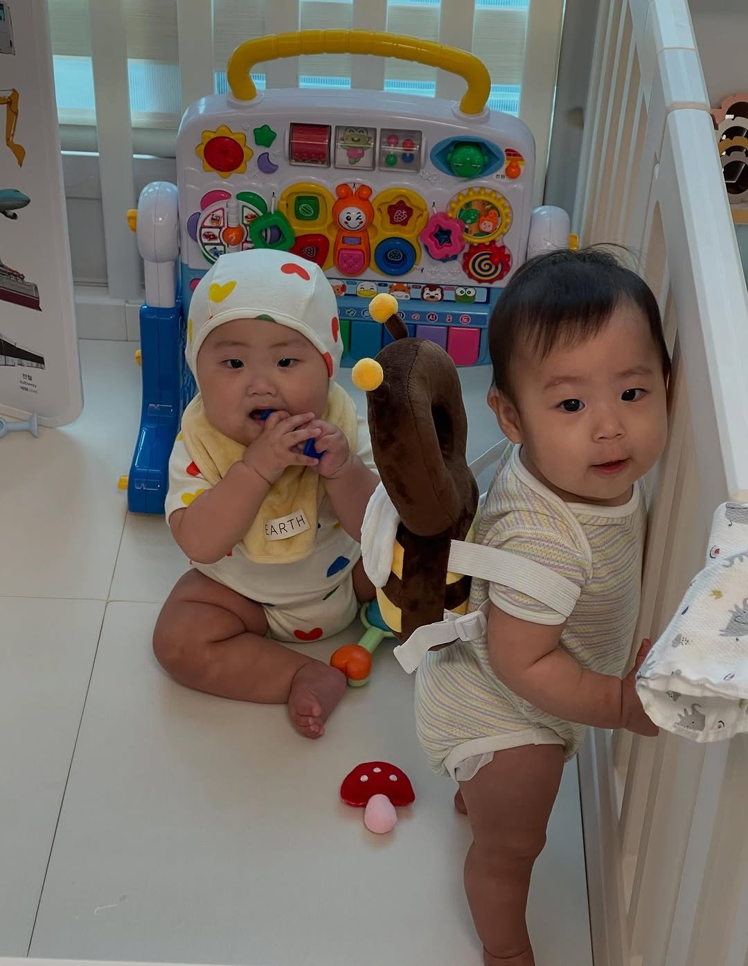 Photo shared by 하람맘 | 육아소통 | 육아일상 | 육아템 on August 10, 2025 tagging @tang2_zip. May be an image of 2 people, baby, people standing, toy, playpen, diaper and text.