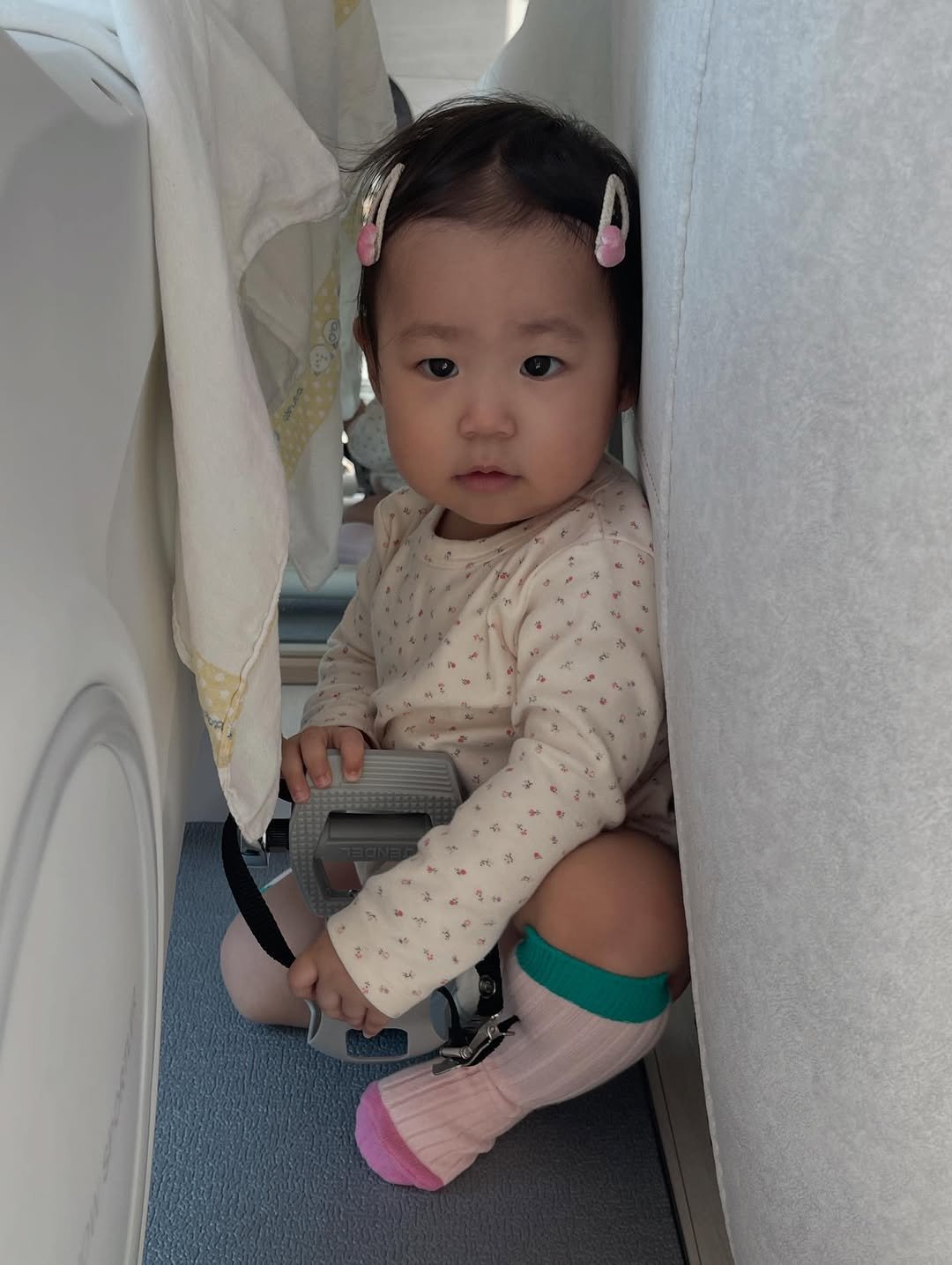 Photo by 하람맘 on December 23, 2025. May be an image of baby, clothes iron, hair dryer, diaper, baby shoes, sock and text.