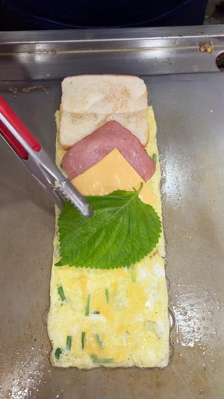 yummy_food_2211 게시물 이미지: I didn‘t expect the leaves in the egg roll...