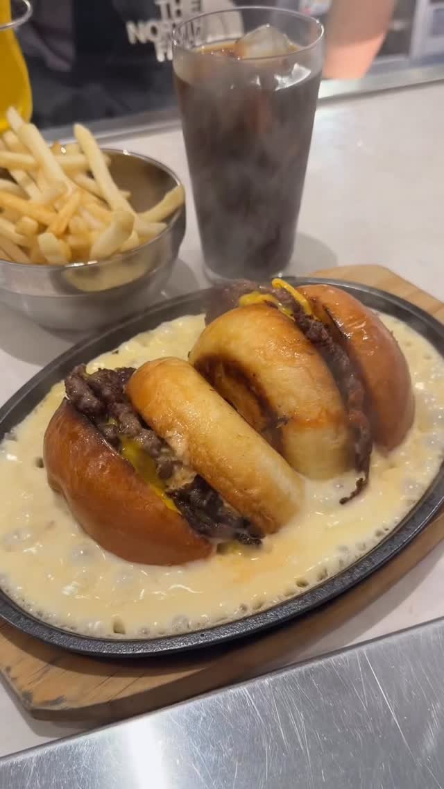 yumuken_gourmet 게시물 이미지: チーズにインする斬新なハンバーガー🍔

【American Diner...