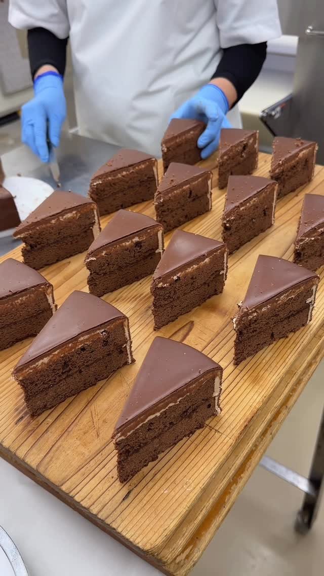 yumuken_gourmet 게시물 이미지: 老舗洋菓子店が作るザッハトルテ🍰

【近江屋洋菓子店】

東京で長年愛され続ける洋菓子店！

...