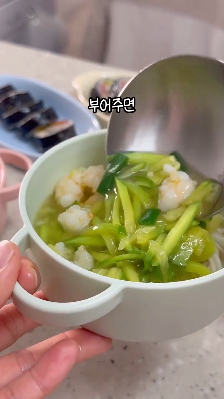 yumyum_jaytay 게시물 이미지: 둥이들 좋아하는 초간단 물국수예요!

✔️애호박 새우 국수
애호박 1개
새우...