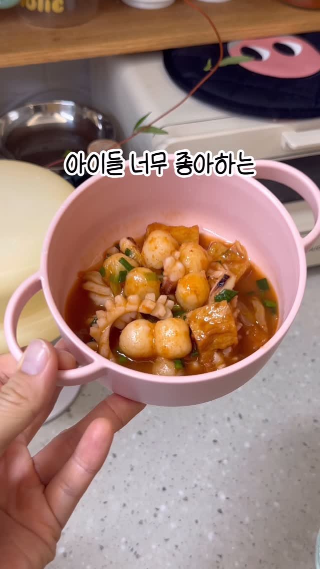 yumyum_jaytay 게시물 이미지: 오늘 메뉴 요거 어때요?ㅋㅋ
둥이요리 고추장+양념장+원당(설탕) 이면
떡볶이...