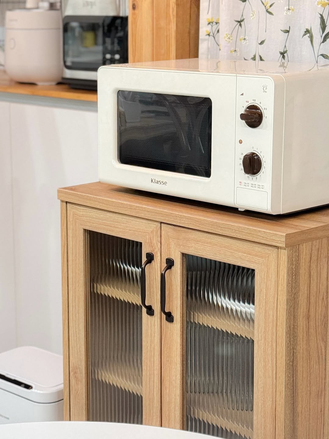 Photo shared by 냠냠부부의 집밥기록🤍 on August 09, 2025 tagging @marketb.kr. May be an image of sink, cooker, microwave, faucet, rack, kitchen and text.