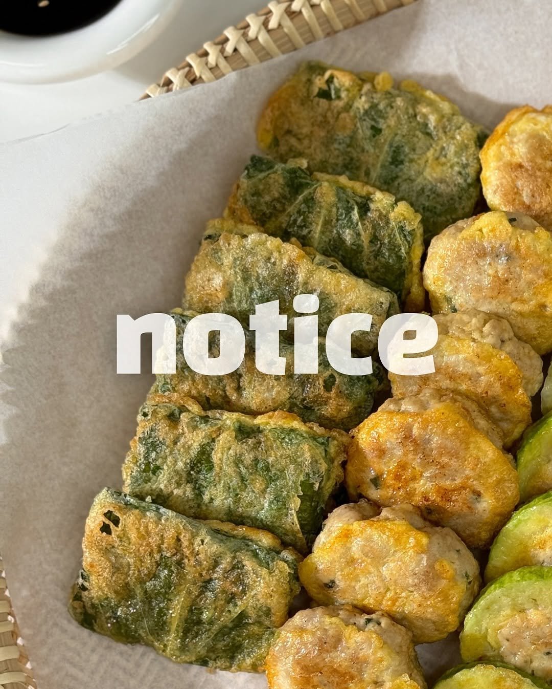 Photo by 냠냠부부의 집밥기록🤍 on September 25, 2025. May be an image of dim sum, sushi, seaweed, dumpling, fritter, soy sauce and text that says 'notice'.